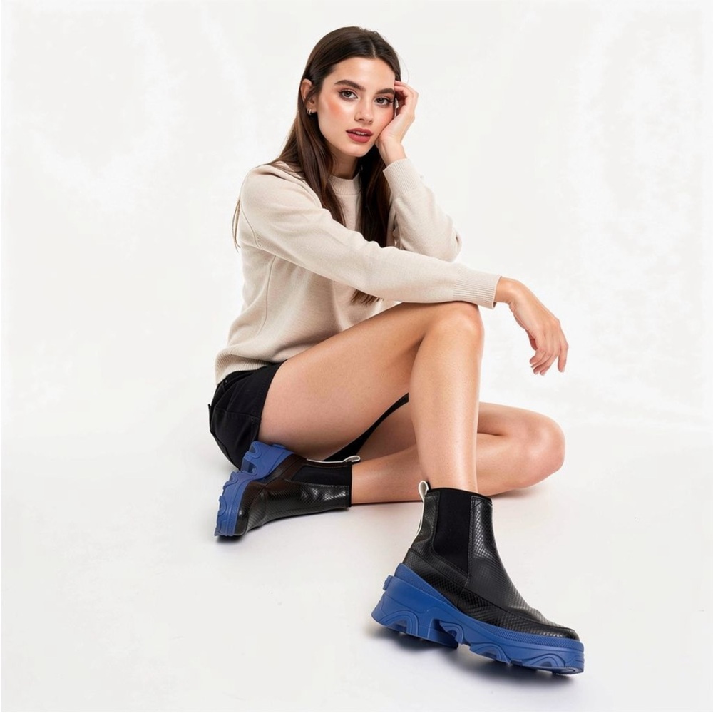 Sorel Waterproof Brex Chelsea Boots in Black and Cobalt Blue Size 6.5